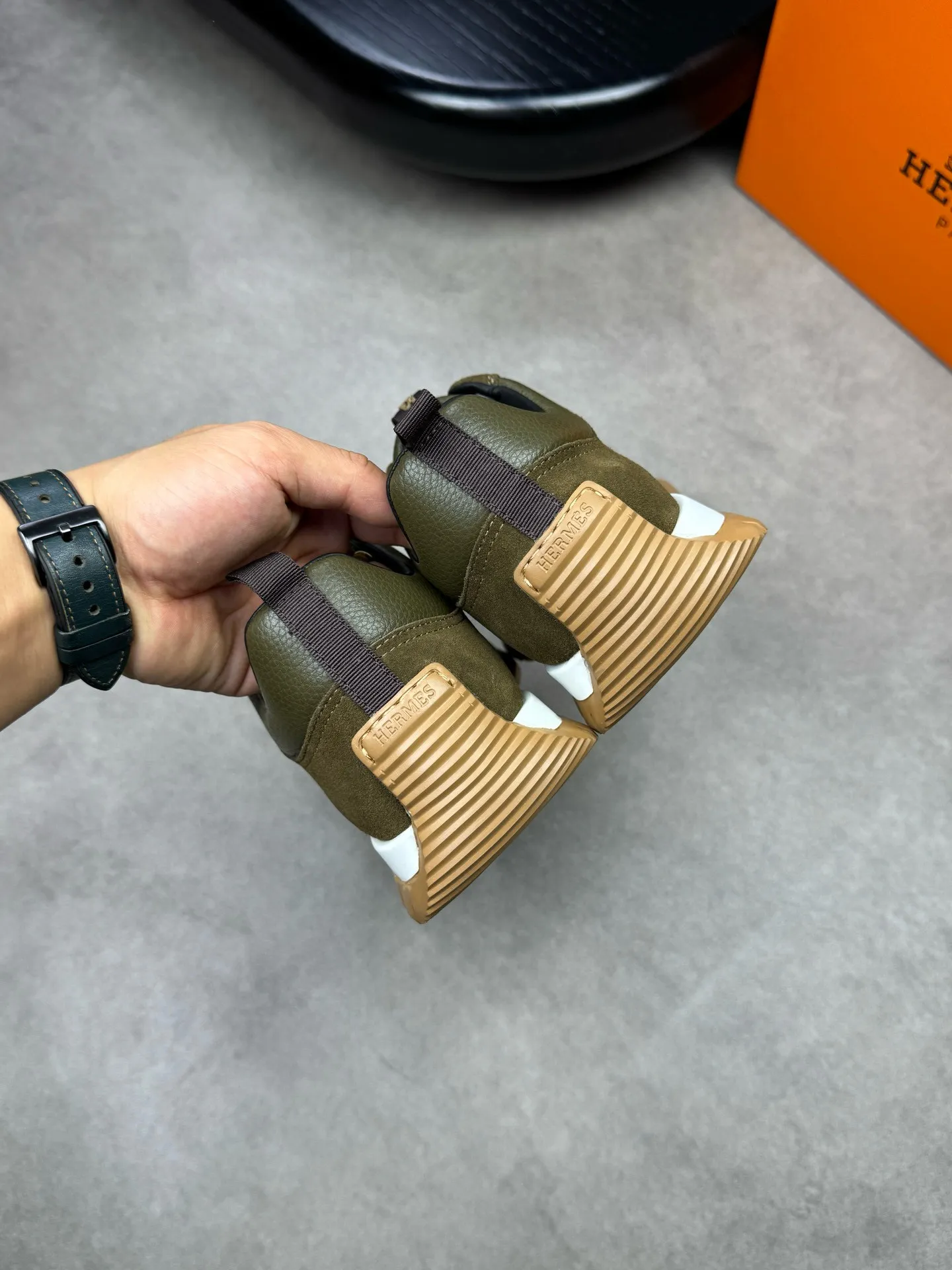 [HERMES] Hermes men's shoes 💰: 800💰 - High-end quality original items 🔍🔍🔍 casual sports shoes - Upper: 🔝 pebbled calfskin, suede calfskin, shoe body forged ´H´ totem, tongue webbing injection molded brand logo - Lining: brand canvas, foot pads; water-dyed cowhide -Outsole: Ultra-light T men's shoes 💰U foam; two-color molded outsole -Ultra-high quality control and fine workmanship: highlighted (high-end, extravagance, grade) -Size: 38-44 (45, can be customized)